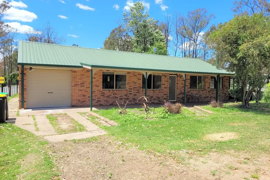 3BR brick Home, LUG on large block. Recently updated floors! AC, BIRs, NBN, Pet ok!