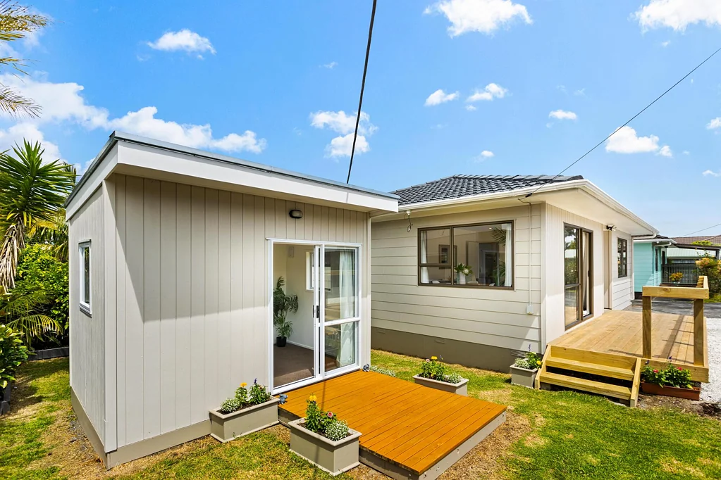 Te Atatu Peninsula 2房 首次置业者首选！单层低维护排房，兼具便利性与私密性，可轻松前往滨海步道/高速入口！ The Perfect Start: Single Level Simplicity