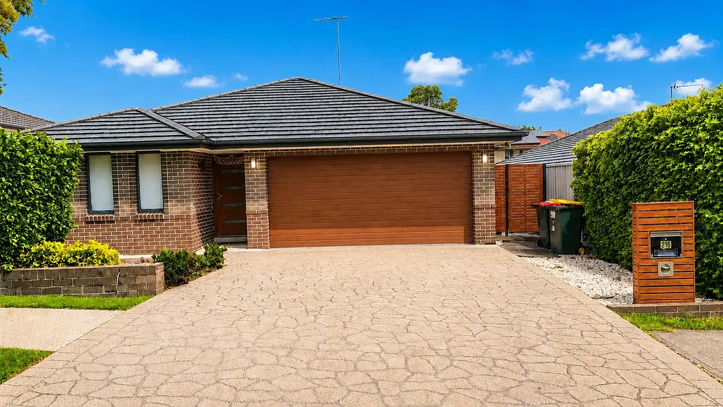 Luxurious 4-Bedroom Home with Spa, Alarm System, and Spacious Alfresco in Quakers Hill!