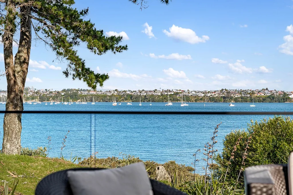 Waiotaiki Bay 5ਬੈੱਡਰੂਮ Waterfront Masterpiece