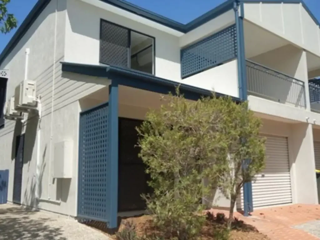 Located near Annerley Precinct. Air Conditioned Townhouse