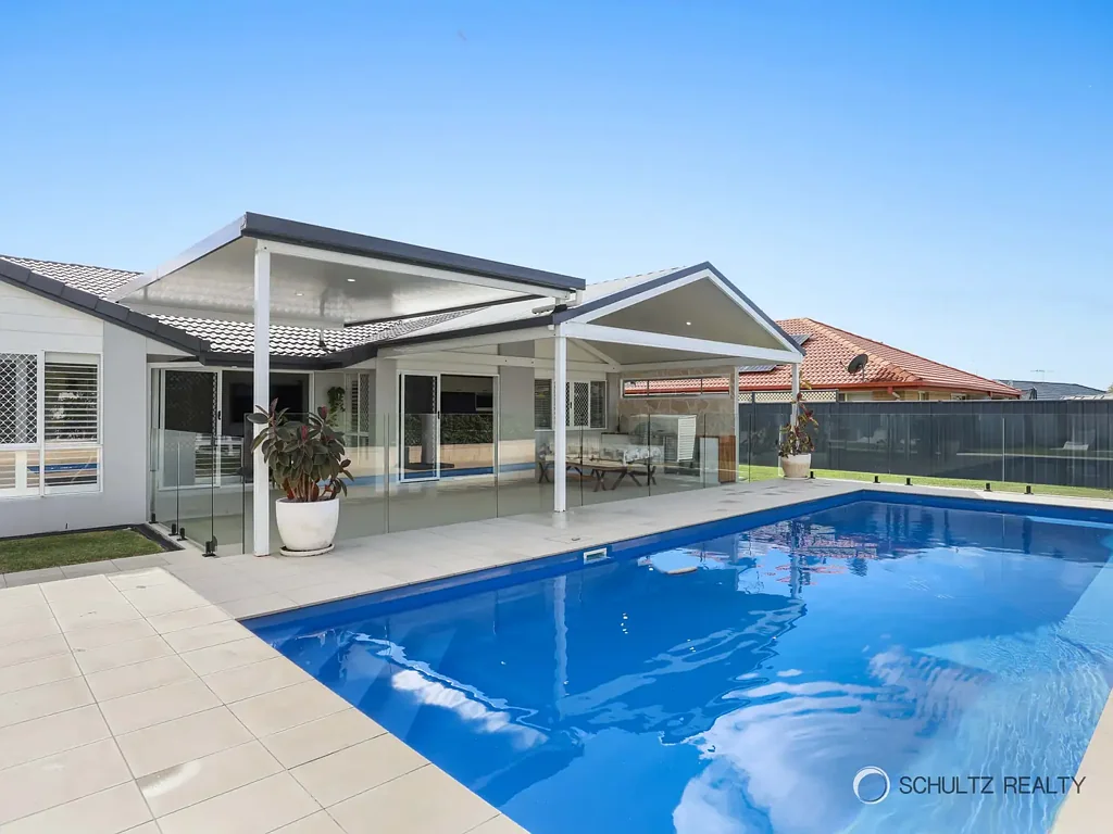 Ormeau 4房  Renovated Family Home With 10m Mineral Pool + Huge Outdoor Entertaining + Side Access