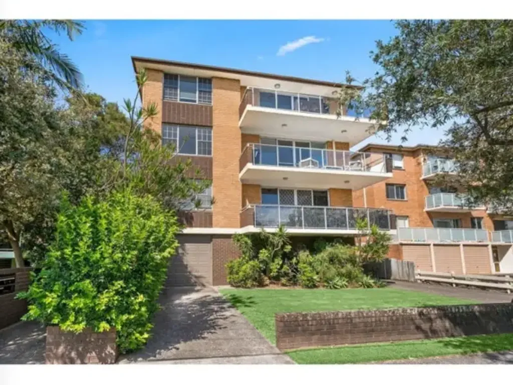 Bright & Spacious Unit in a Prime Beachside Location