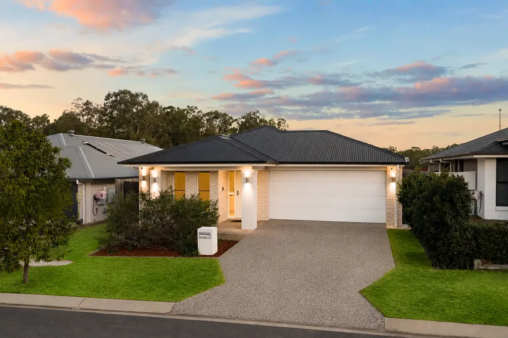 Ripley 4部屋 Stylish Metricon Home with Ducted Comfort, High Ceilings & 6.6kW Solar on 456m²...