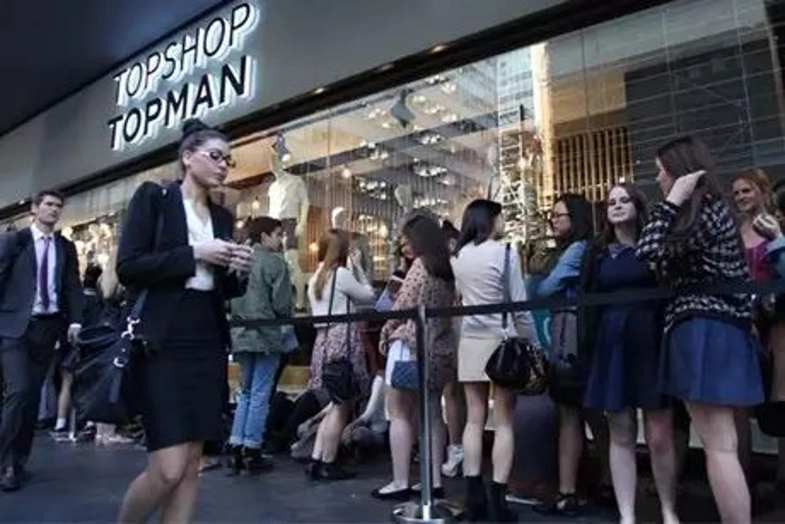 又一个时尚品牌离我们远去，奥克兰的Topshop店将于周日关门，想买便宜时尚尖货的亲们赶紧了！