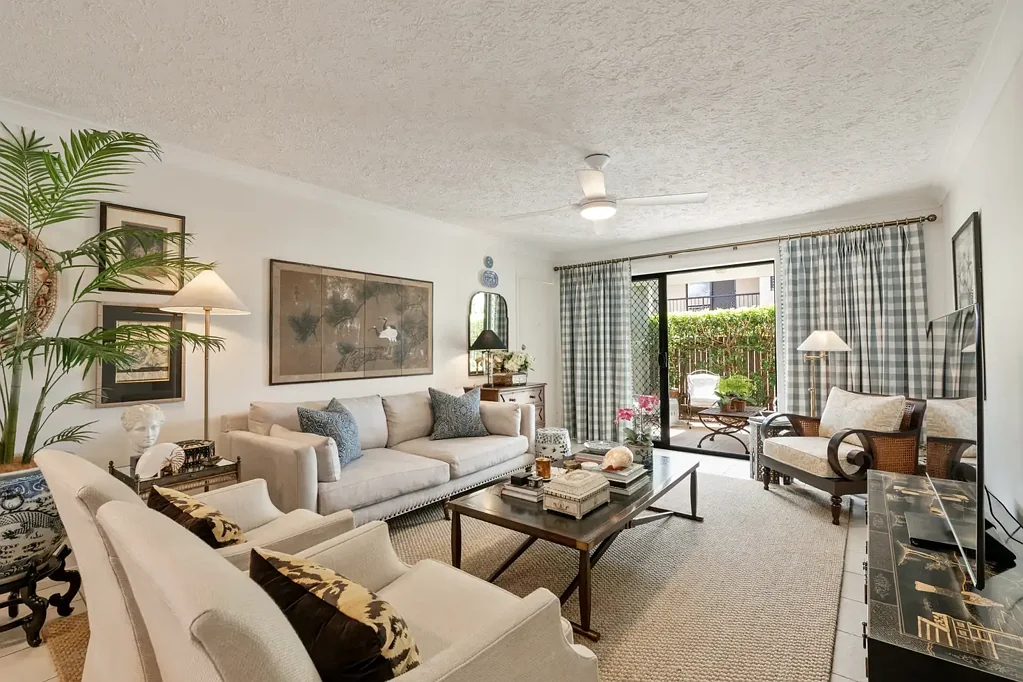 Huge ground floor apartment with two courtyards.