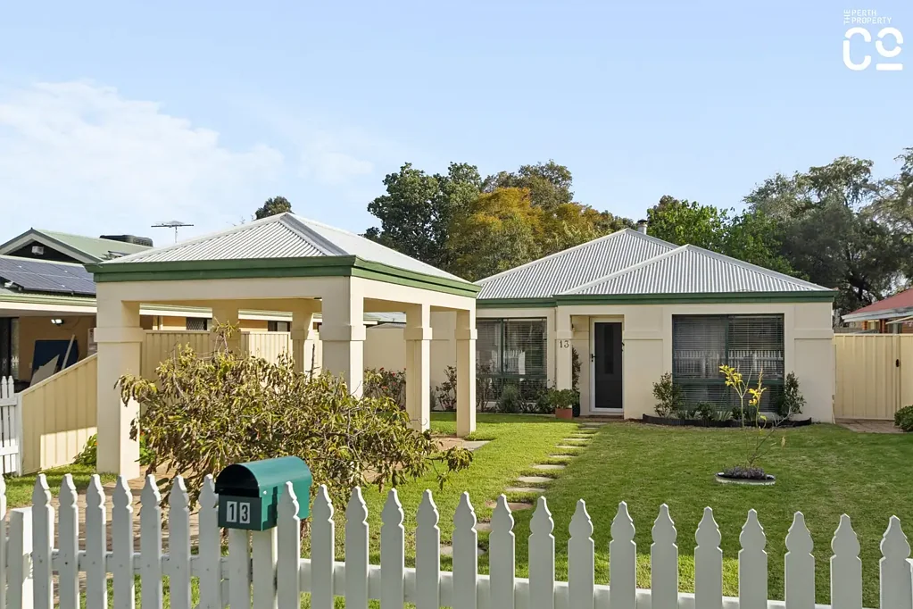 Ashfield 3Moenga Picket-fence charm, moments from the river