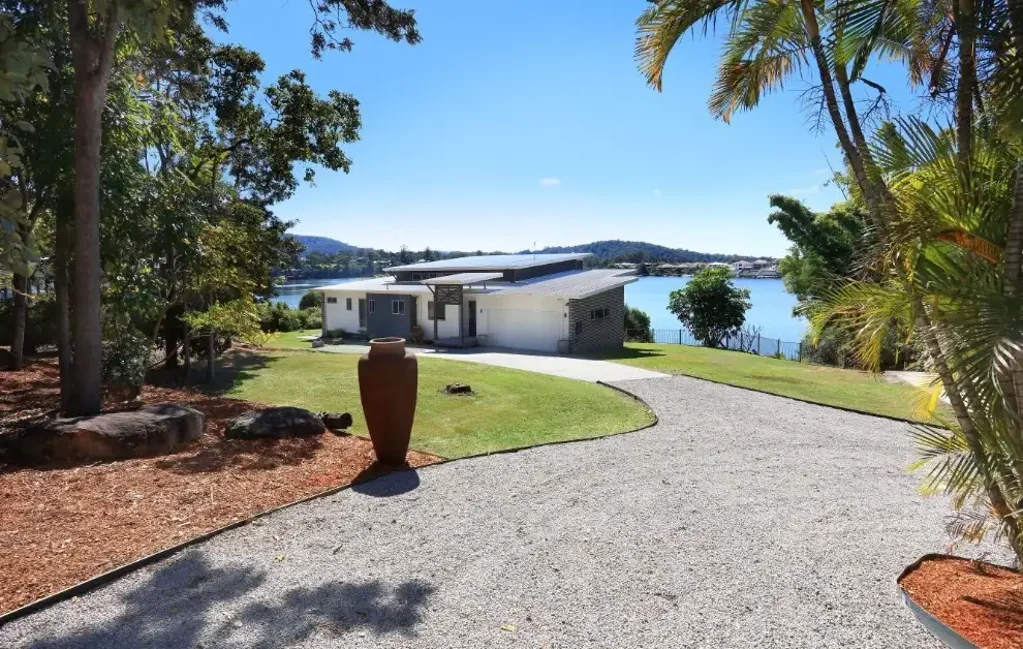 Upper Coomera 3房  A Rare Waterfront Canvas on 3/4 Acre