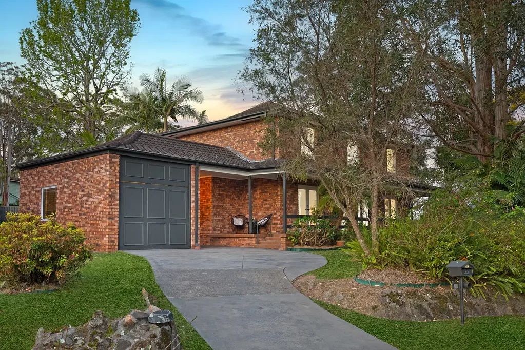North Rocks 4 Bedroom Top of the Hill House