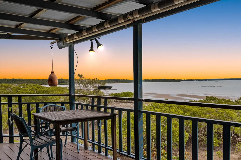 Tanilba Bay 4 Bedroom Breathtaking waterfront haven!