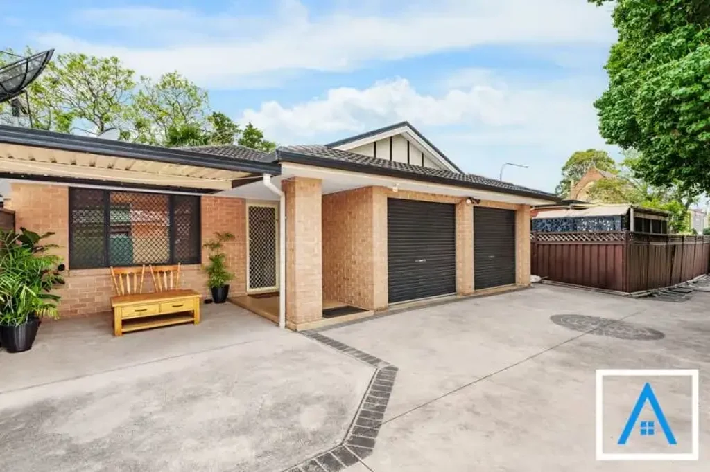 Campbelltown 3房 黄金地段 三居室 时尚悬浮地板 主卧套间 宽敞厨房 瓷砖用餐区 双车库 覆盖娱乐区 门对名校 公交便捷 步行商圈 Spacious 3-Bedroom Family Home in a Prime Location