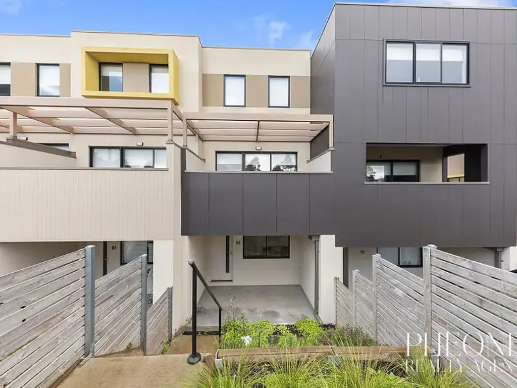 MODERN 2 BEDROOM TOWNHOUSE PLUS STUDY IN WALKING DISTNACE TO SHOPS AND 5 MIN AWAY FROM TRAIN STATION
