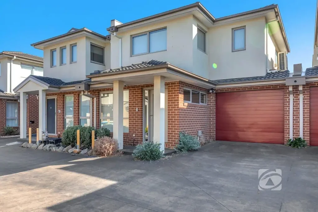 MODERN 3-BEDROOM HOME IN A CONVENIENT HALLAM LOCATION!