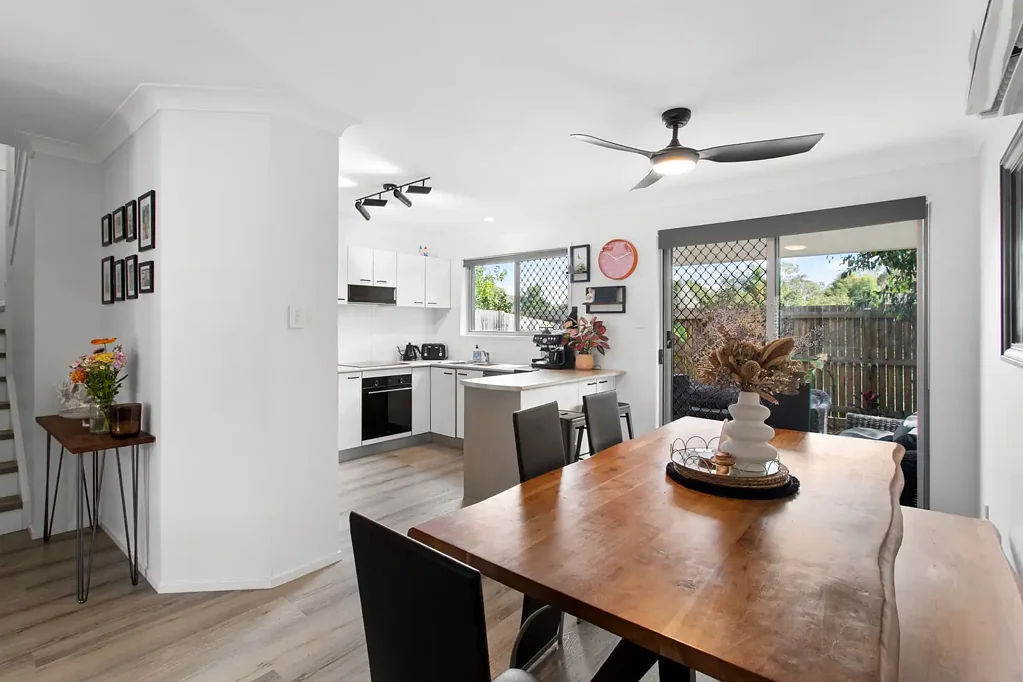 Murrumba Downs 3房 焕然一新的联排别墅 - 泳池近在咫尺！ Beautifully Refreshed Townhome - Steps from the Pool!