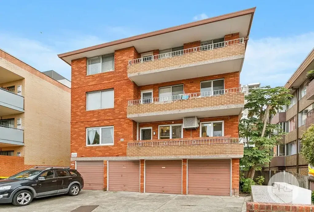 Doors away from Westfield Shopping - Budget home