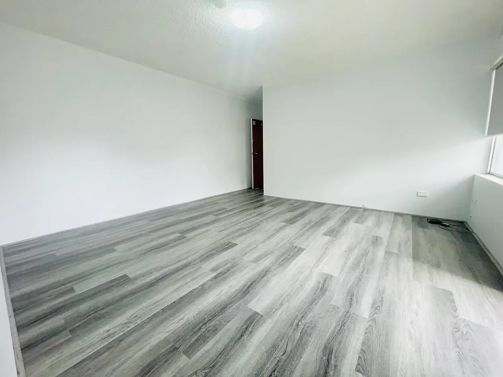 2 bedroom Unit with Lock up garage