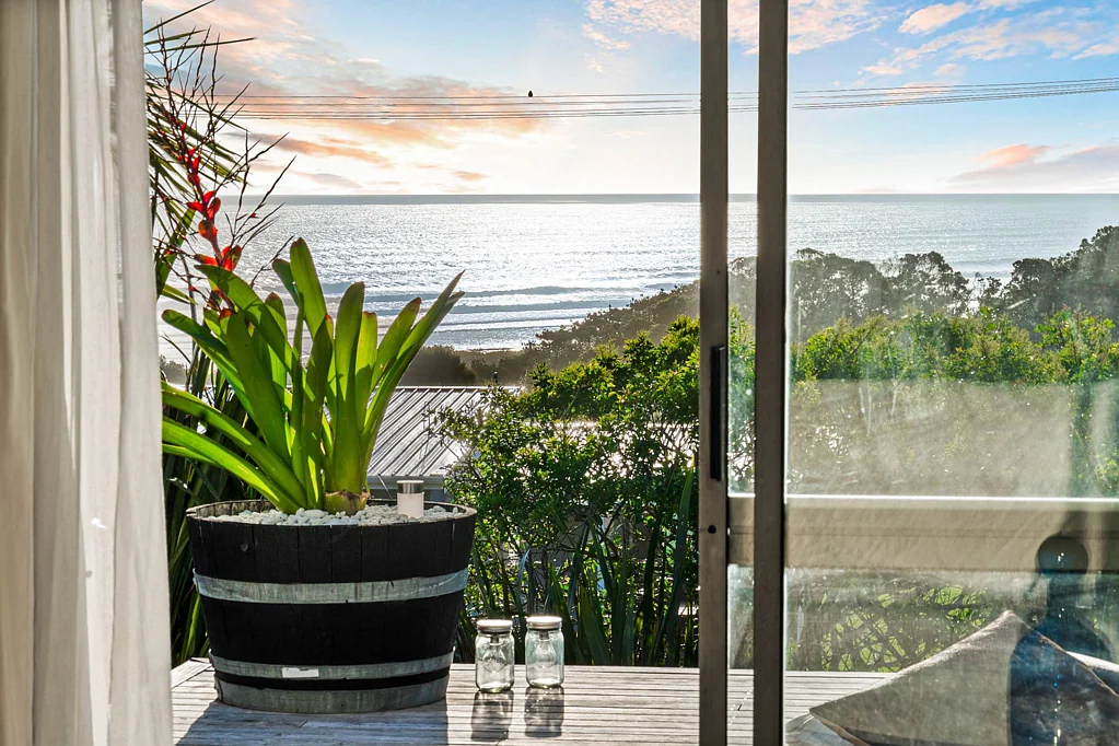 Muriwai 1房  Coastal Cutie with Style & Views