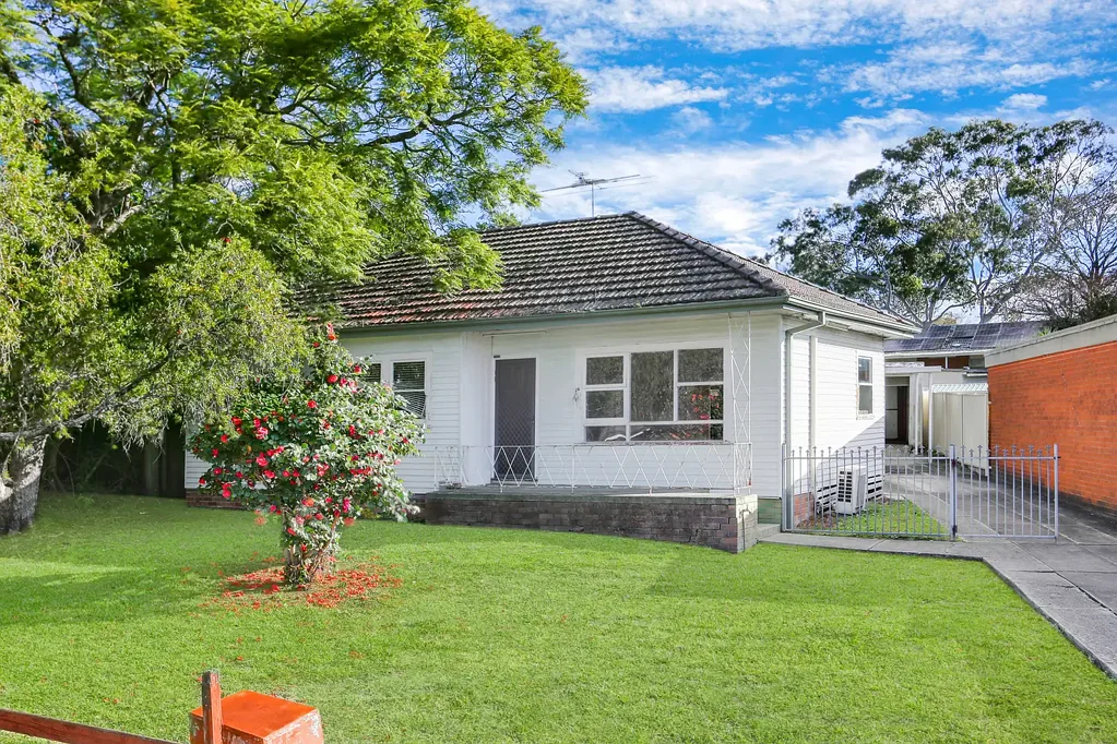 Blacktown 3房 宽敞562sqm地块 中心地带潜力股 翻新重建好机会 靠近学校医院交通 Renovate, Rebuild or Invest in a Prime Blacktown South Location