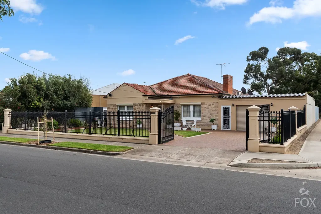 Richmond 3Kwarto Immaculately loved & cared for family home with Mount Gambier sandstone frontage on a generous & commanding wide allotment.