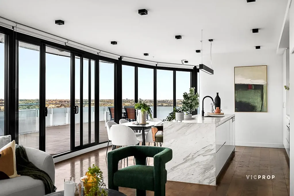 Doncaster 3બેડરૂમ Sunlit Sophistication Meets Family-Sized Panorama in Prime Position