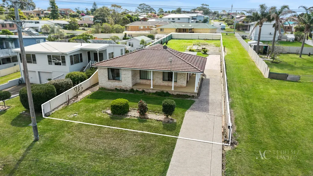 Ulladulla 3房  Golden Opportunity – Walk to Town, Harbour Glimpses, Huge 1024m² Block