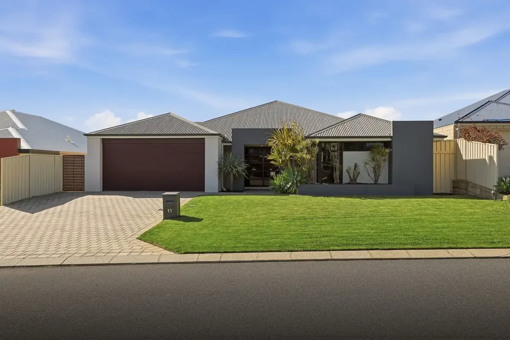 Secret Harbour 4Kwarto Why: Offering quality family comfort, this inviting residence combines an immaculate garden design with a much-loved location to enjoy