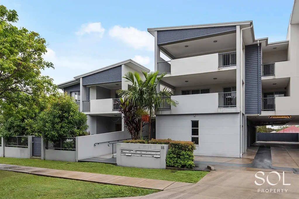 Zillmere 2房 Zillmere安静角落 宽敞复式 两卧带套间 阳台树景 阳台树景 石英石厨房 步行便利生活 Elevated Living in an Ultra Convenient Location!