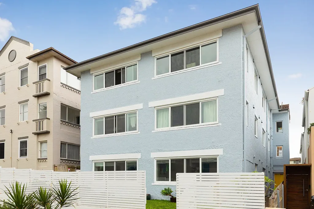 Available Now. Fully Furnished, Ground Floor Apartment.