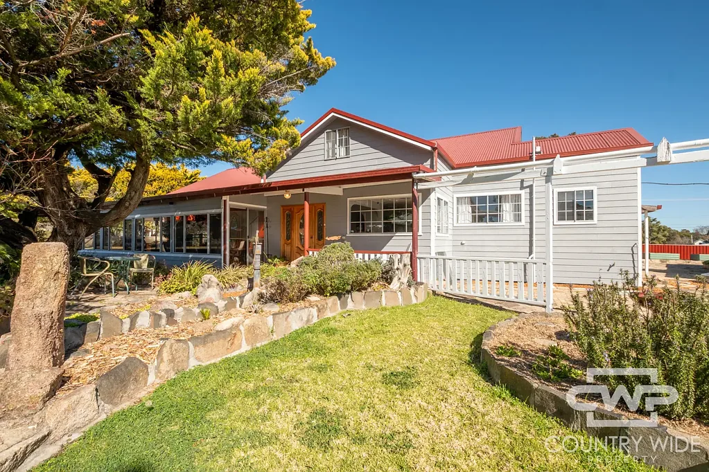 Emmaville 5房  Spacious and Versatile Home with Stunning Outdoor Features.