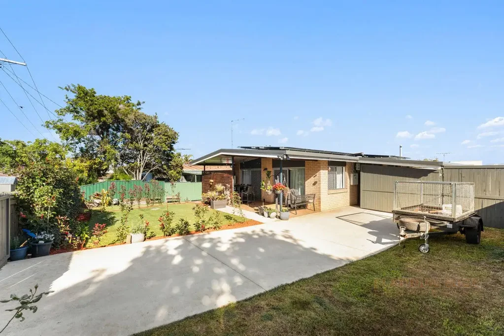 Beaudesert 3房 607m²全围栏地块 美观砖房 现代升级 流畅布局 9.9kW太阳能系统 步行可达便利设施 Move-In Ready Family Home with Side Access, Solar & Battery Storage