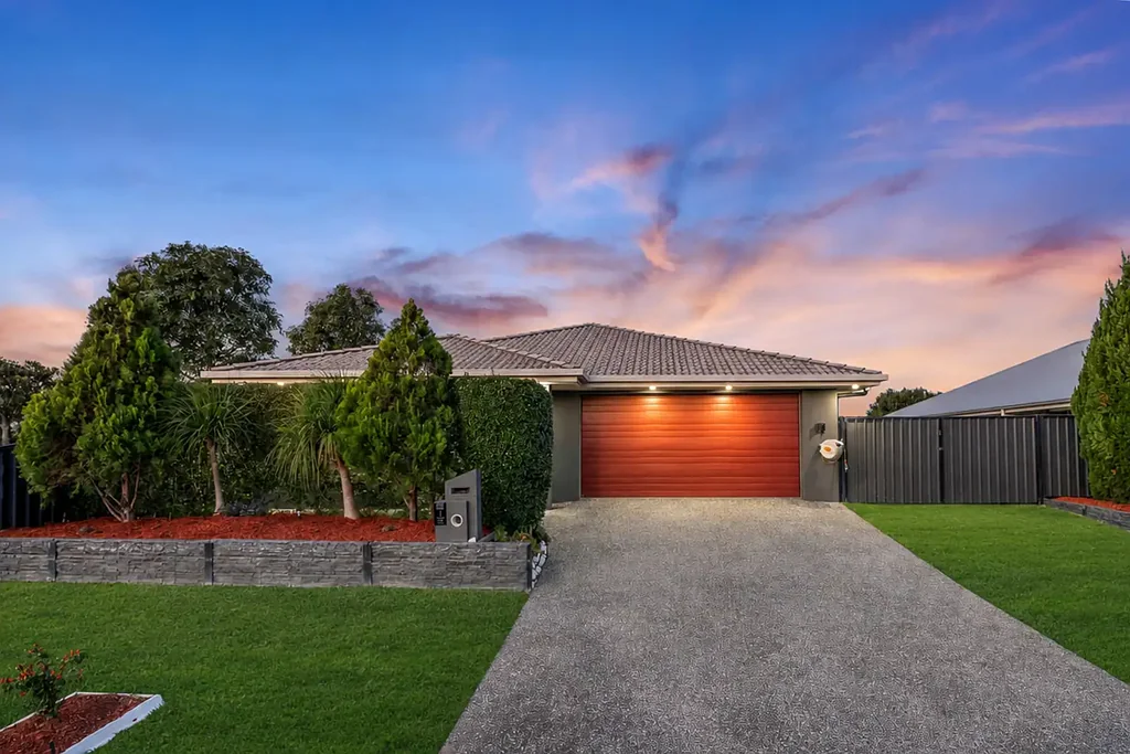 Burpengary 5कमरा BEAUTIFUL FAMILY HOME WITH THE MOST UNIQUE OUTDOOR AREA!!