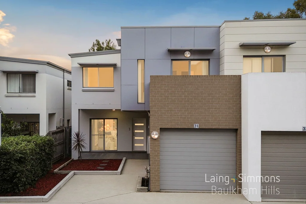Baulkham Hills 4房 四卧宁静保护区 新地板全屋空调 独立车库 私密空间 北向阳光充足 宽敞生活区 石材厨房 主套全瓷砖 客卫户外区 步行公交近 学区便利 家园首选 Modern Four-Bedroom Townhouse with Multiple Living Areas! One Common Wall & Reserve Views