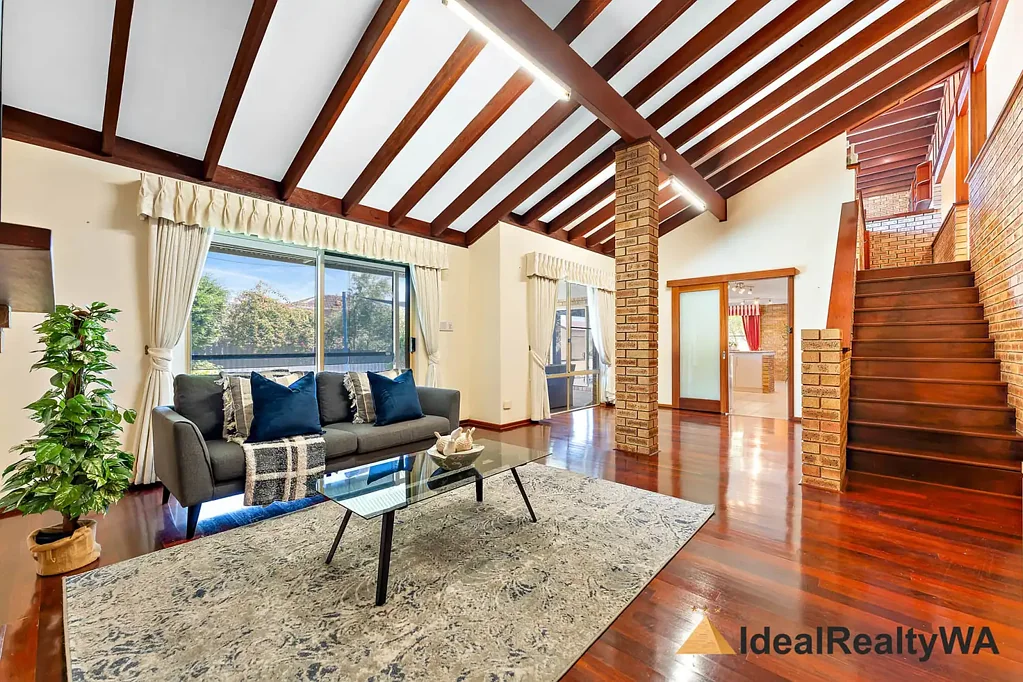 Willetton 5બેડરૂમ PRIME LOCATION ; DOUBLE STOREY ; LARGE RESIDENCE