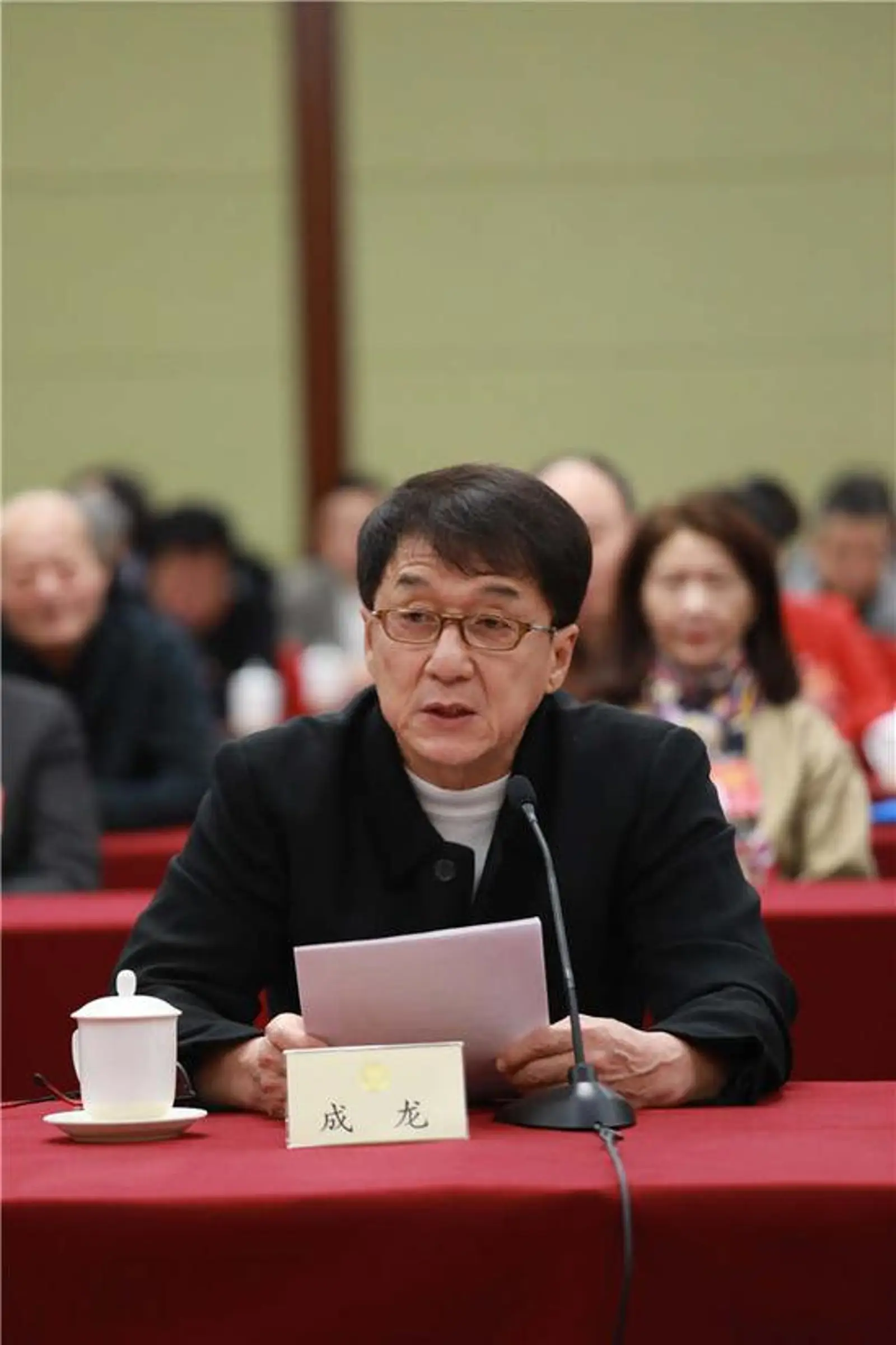 成龙呼吁艺人帮助农民:让特色农产品走出贫困县