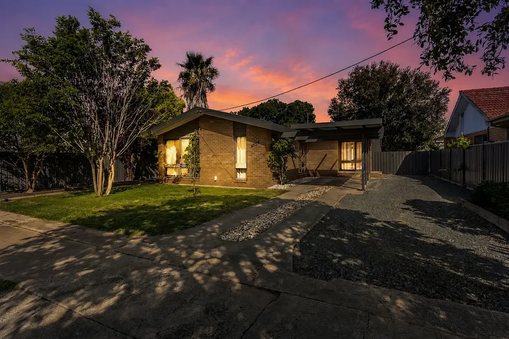Moama 3 Bedroom Central Moama Living with Space & Potential