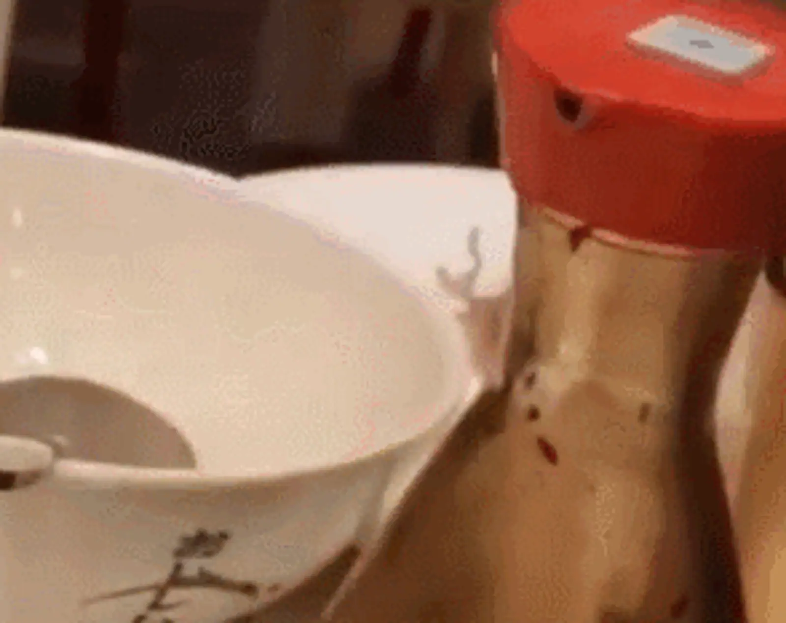 恶心到炸裂！华人中餐馆的酱油瓶里，惊现小爬虫...