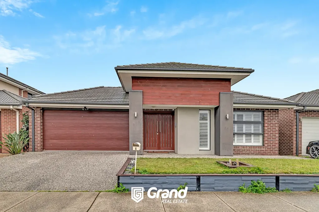 BEAUTIFUL & SPACIOUS 4 BEDROOM HOME IN PRIME LOCATION IN CLYDE NORTH !