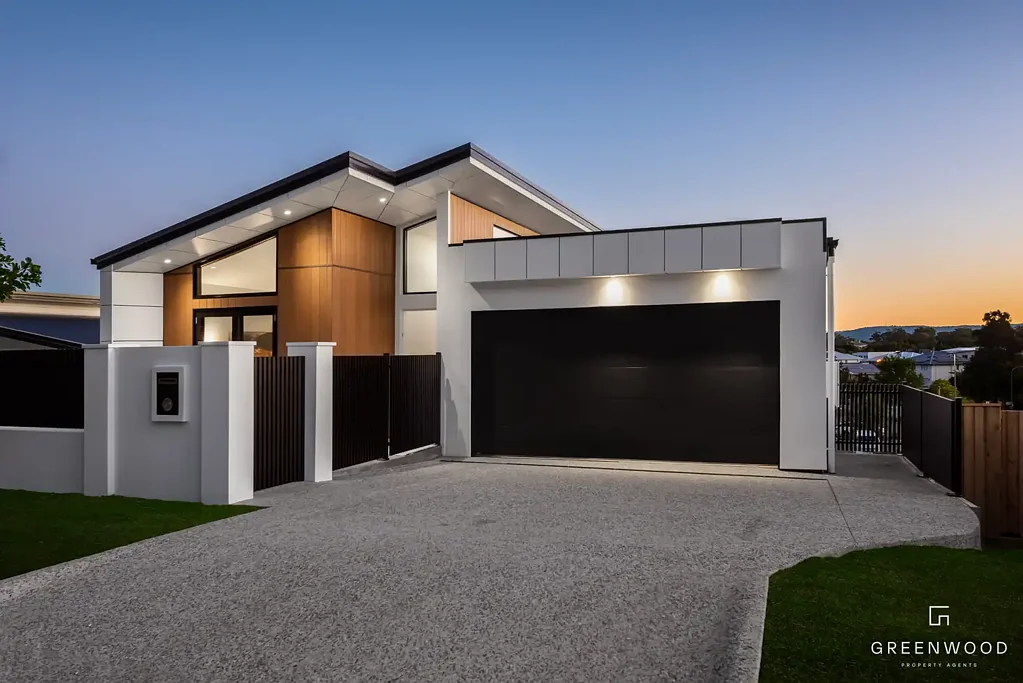 Coomera 5房  A Brand New Architectural Home Built with Heart and Soul.