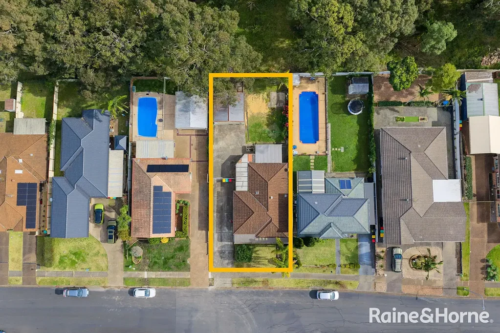 Wallsend 3房  Renovator's Opportunity with Side Access, Garage & Serious Potential
