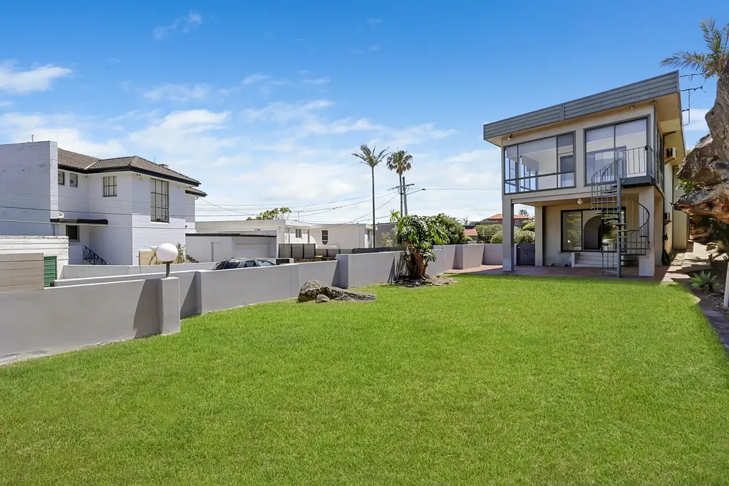 Large 4 Bedroom Family Home, North Aspect With Large Lock up Garage & Swimming Pool!