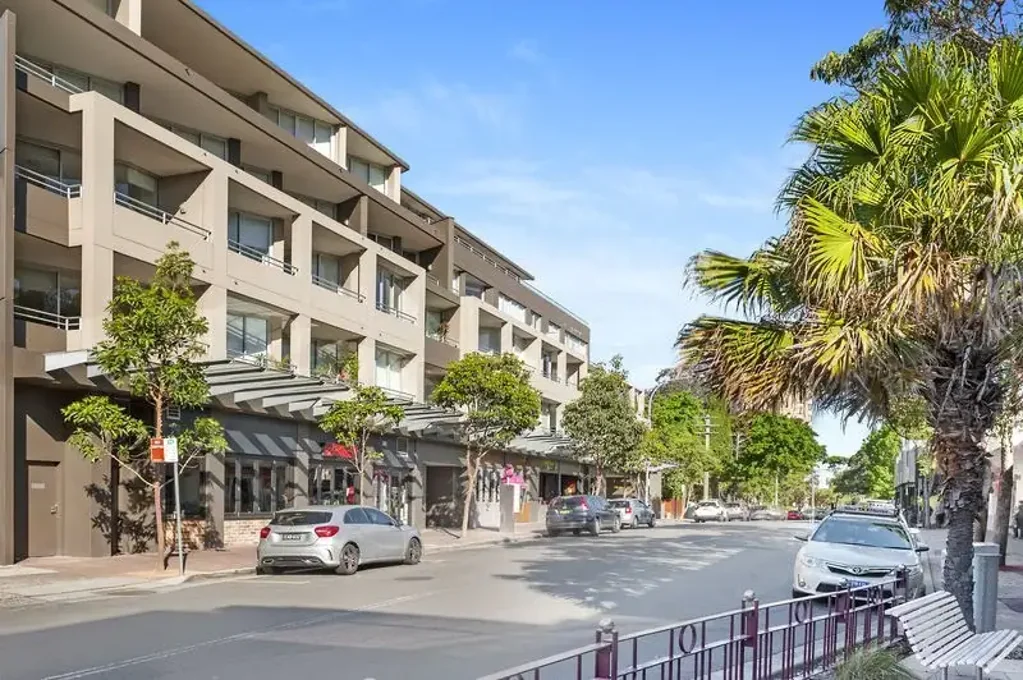 Spacious One Bedroom Apartment With Parking, Surrounded By Cafes and Restaurants