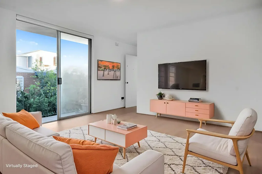SUNLIT RENOVATED APARTMENT WITH PARKING - MOMENTS TO BEACHES & VILLAGE LIFE!