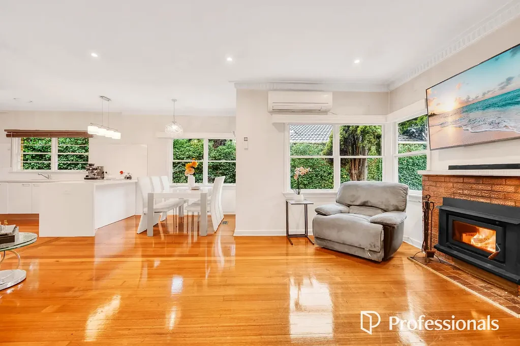 Bentleigh East 4Phòng ngủ Dual Residence Potential: Gated, Blonde Brick Beauty with Multiple Living Areas