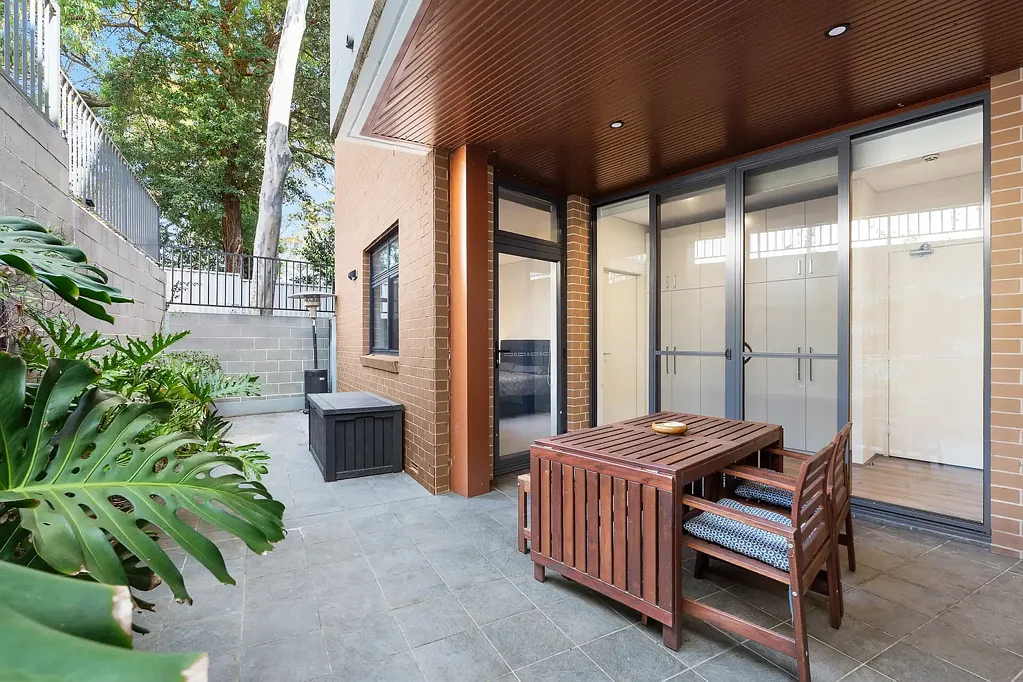 Oversized Ground Floor Apartment with Huge Courtyard