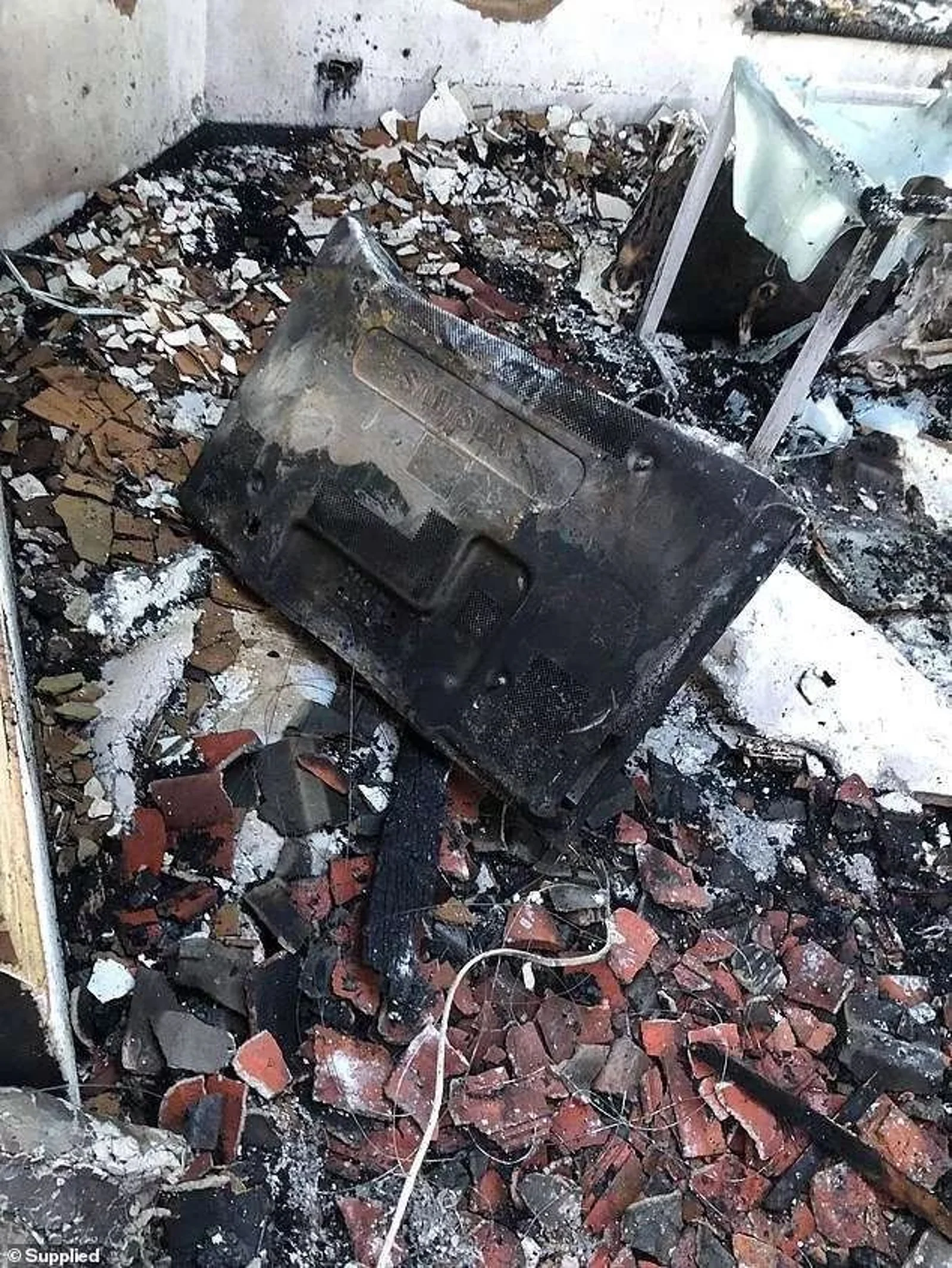 几乎每家都有!iPhone充电器突然爆炸起火,澳民宅被烧得"面目全非"!