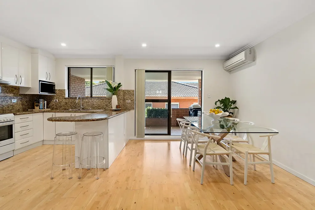 Bexley 2房 Rockdale中心便捷生活 私享超大露台 现代厨房设计 采光充足开敞 两卧带大置物柜 地暖卫浴 酒店式车库 奢华双砖建筑 A stylish, sunlit sanctuary of space, privacy and lifestyle