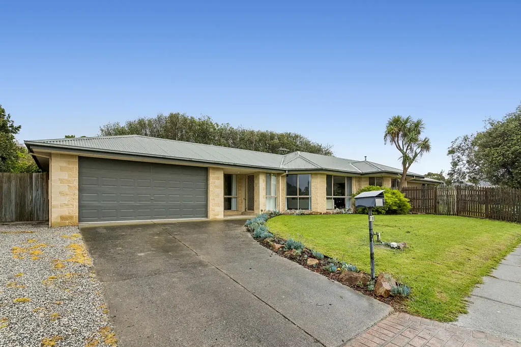 Mornington 4房 黄金地段 704平米土地 四卧宽敞 家庭友好 双车库 后院阔绰 海滨近邻 潜力无限 This could be yours