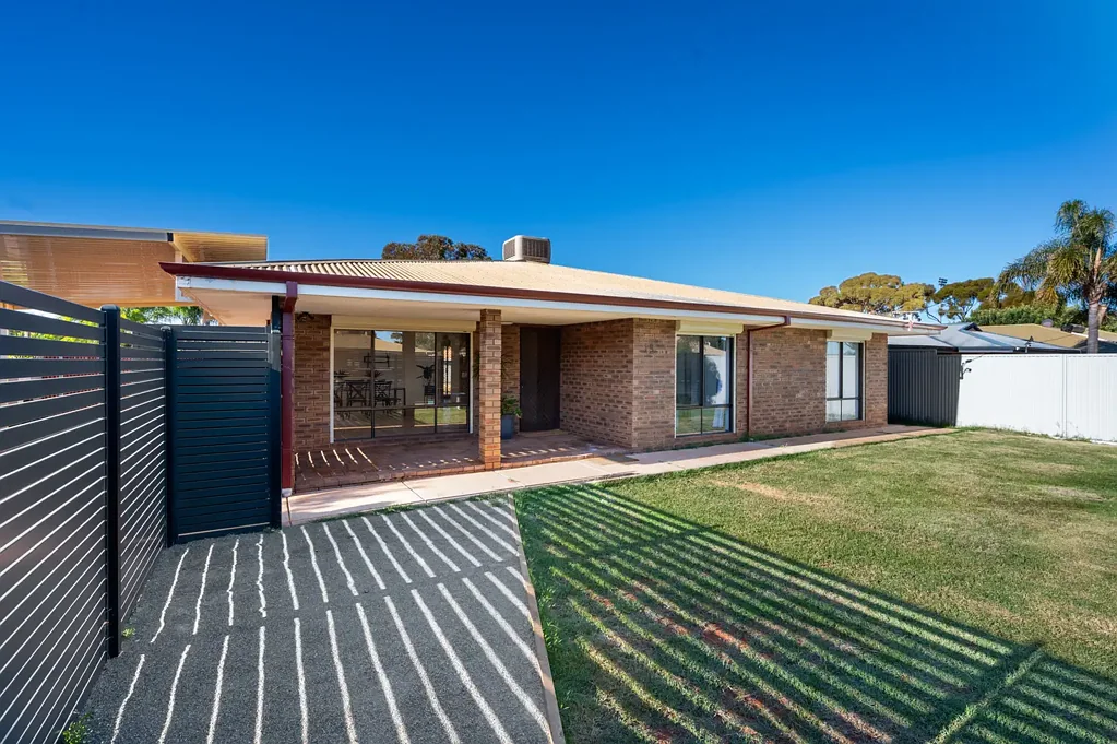 15 Robertson Street, West Lamington, WA 6430