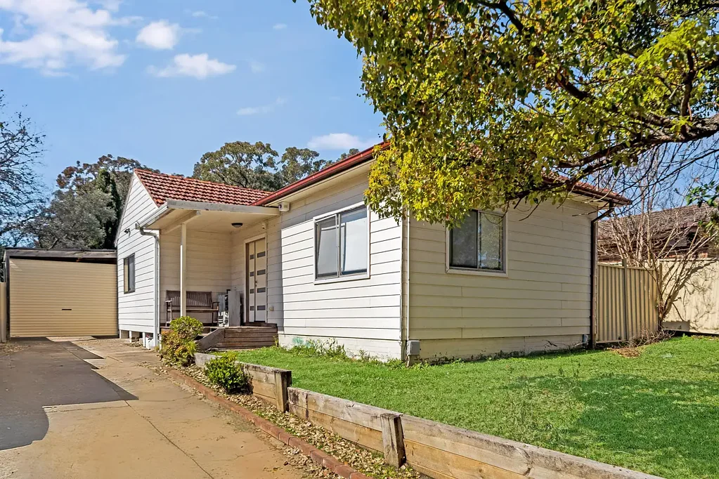 Greenacre 3ਬੈੱਡਰੂਮ High Side Opportunity on 550sqm with Wide Frontage