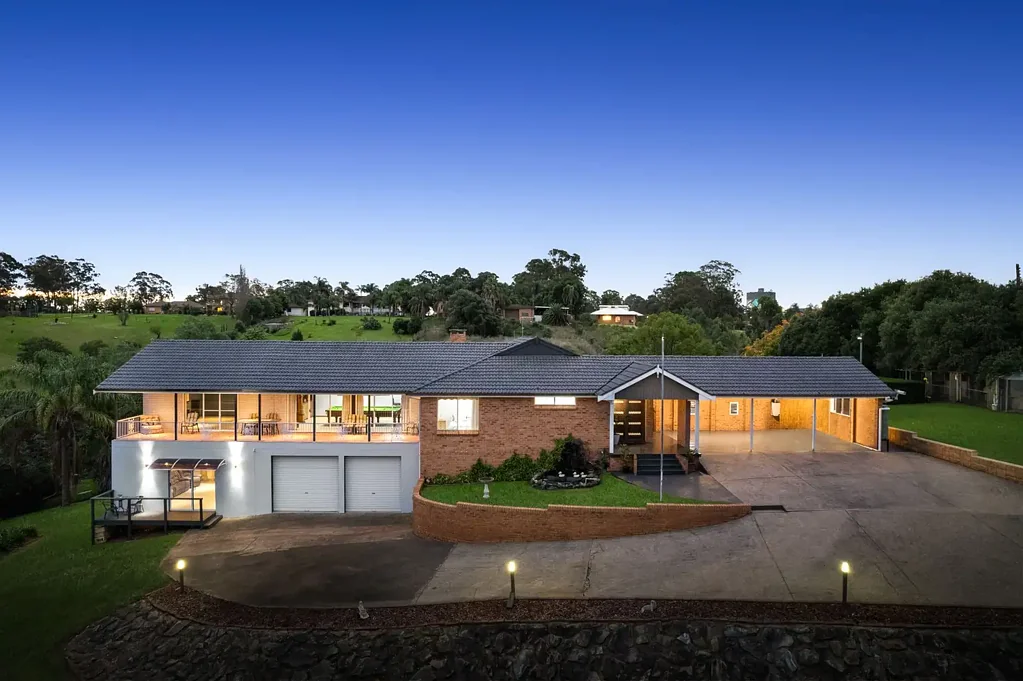 Denham Court 5침실 Grand Lifestyle Opportunity on 2.5 Acres of Prime Denham Court Land